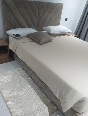 Chambre à coucher sur mesure pour riad à Marrakech – Sommier et tête de lit en velours anti-taches – Mhamdia 2026